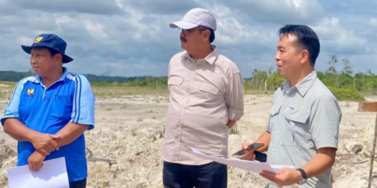 Penjabat Bupati Gumas Herson B Aden (tengah) didampingi Kepala DPU Baryen (kanan) dan lainnya, memantau pengerjaan kegiatan di Jalan Mangkurambang Kecamatan Kurun, Juli 2024. (Foto : DPU Gumas)