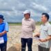 Penjabat Bupati Gumas Herson B Aden (tengah) didampingi Kepala DPU Baryen (kanan) dan lainnya, memantau pengerjaan kegiatan di Jalan Mangkurambang Kecamatan Kurun, Juli 2024. (Foto : DPU Gumas)