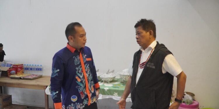 Ketua Tim Pemenangan Willy-Habib wilayah Kabupaten Gunung Mas, Evandi (kiri) berbincang dengan Willy M Yoseph di Kuala Kurun, 12 September 2024. (Foto : NasDem Kabupaten Gunung Mas)