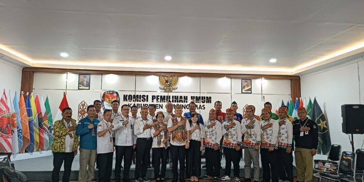 KPU Kabupaten Gumas saat menerma kedatangan pasangan Jaya S Monong dan Efrensia LP Umbing di Kuala Kurun, Rabu (28/8/2024). (IST)