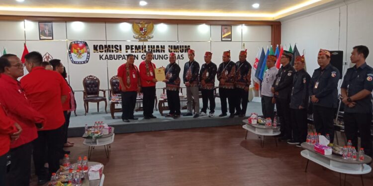 KPU Kabupaten Gunung Mas menerima pendaftaran pasangan calon Kusnadi B Halijam-Daldin di Kuala Kurun, Kamis (29/8/2024). (IST)