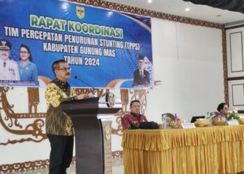 Pj Bupati Gumas Herson B Aden saat membuka rakor di Kuala Kurun, Kamis (31/10/2024). (Foto : Diskominfosantik Gumas)