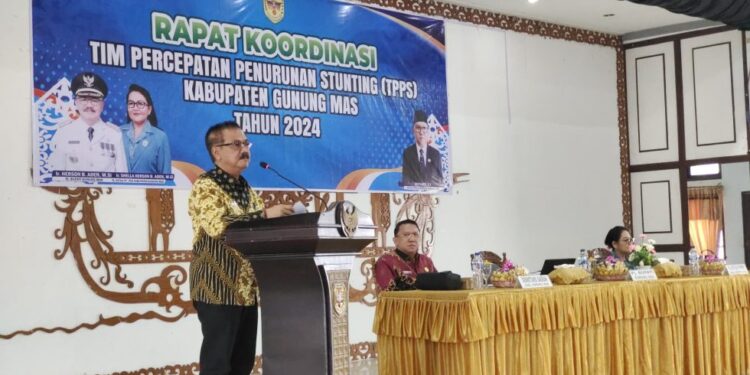 Pj Bupati Gumas Herson B Aden saat membuka rakor di Kuala Kurun, Kamis (31/10/2024). (Foto : Diskominfosantik Gumas)