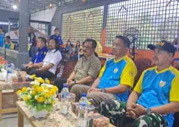 Pj Bupati Gumas Herson B Aden (tengah) dan lainnya saat menyaksikan partai pembukaan turnamen futsal KNPI Gumas di Kuala Kurun, Jumat malam (18/10/2024). (IST)