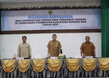Sekda Gumas Richard (tengah), Kepala Diskominfosantik Ruby Haris (kanan), narasumber dari LKBN Antara Kalteng Norjani (kiri), saat pembukaan pelatihan jurnalistik di Kuala Kurun, Senin (7/10/2024). (Foto : Diskominfosantik Gumas)
