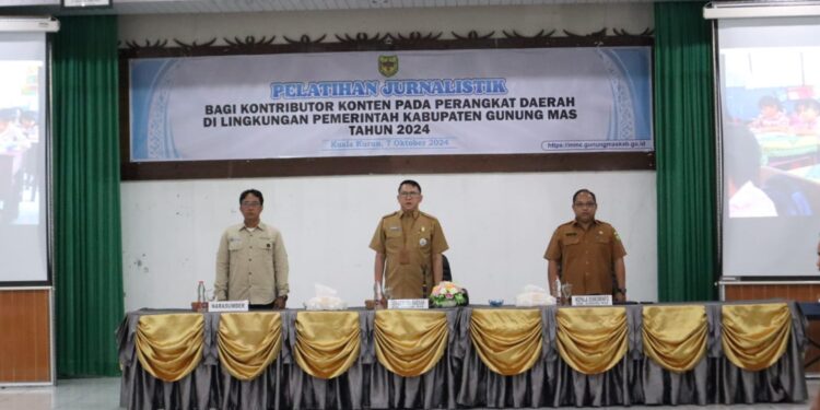 Sekda Gumas Richard (tengah), Kepala Diskominfosantik Ruby Haris (kanan), narasumber dari LKBN Antara Kalteng Norjani (kiri), saat pembukaan pelatihan jurnalistik di Kuala Kurun, Senin (7/10/2024). (Foto : Diskominfosantik Gumas)