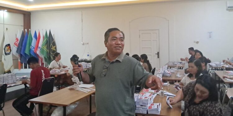 Ketua KPU Gumas Elfrints G Tumon memberi arahan kepada petugas sortir lipat surat suara di aula kantor KPU setempat di Kuala Kurun, Sabtu (2/11/2024). (MASAPNEWS)