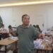 Ketua KPU Gumas Elfrints G Tumon memberi arahan kepada petugas sortir lipat surat suara di aula kantor KPU setempat di Kuala Kurun, Sabtu (2/11/2024). (MASAPNEWS)