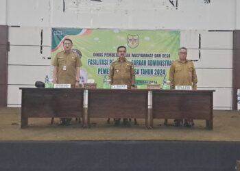 Pj Bupati Gumas Herson B Aden (tengah), Sekda Richard (kiri), dan Kepala DPMD Yulius saat pembukaan kegiatan di Kuala Kurun, Senin (4/11/2024). (MASAPNEWS/GCM)