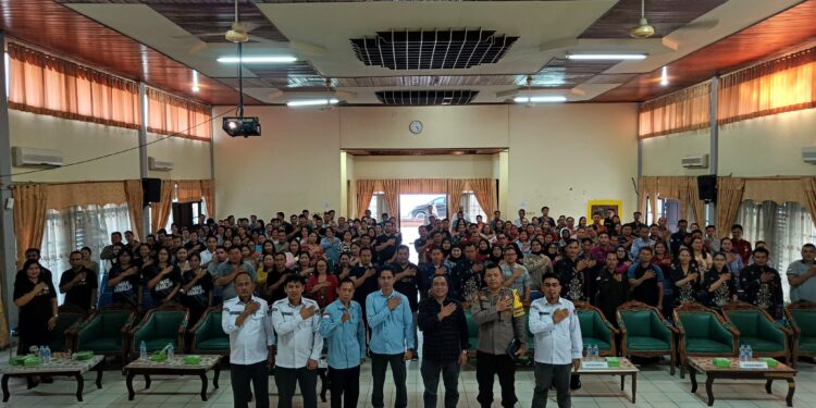 Ketua KPU Kabupaten Gunung Mas berfoto bersama peserta kegiatan dan lainnya di Kuala Kurun. (IST)