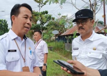 Pj Bupati Gumas Herson B Aden (kanan) dan Kepala DPU Baryen memberi keterangan kepada awak media, usai meninjau sejumlah pengerjaan kegiatan yang dilakukan di Kuala Kurun, Juli 2024. (ist)