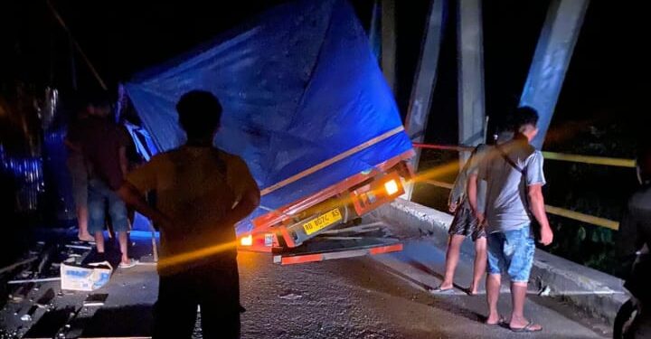 Truk angkutan di Jembatan Sei Ripi yang terletak di Desa Tuyun Kecamatan Mihing Raya Kabupaten Gunung Mas, Selasa malam (5/11/2024). (IST)