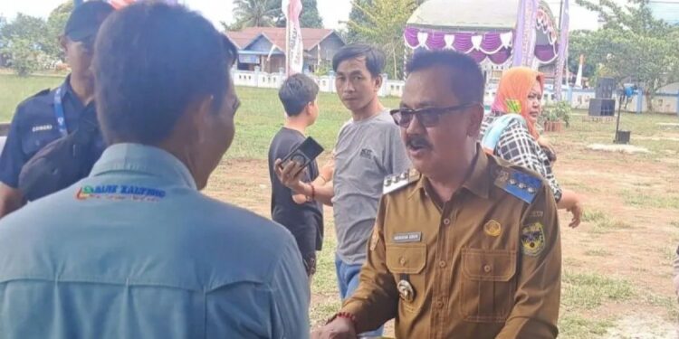 Pj Bupati Gumas Herson B Aden memantau pelaksanaan GPM di Desa Tumbang Miwan Kecamatan Kurun, Senin (21/10/2024). (IST)