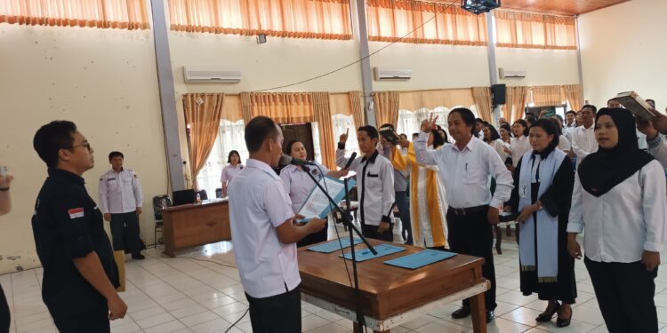 Suasana pelantikan KPPS wilayah Kelurahan Kurun dan Tampang Tumbang Anjir Kecamatan Kurun di Kuala Kurun, Kamis, 7 November 2024. (RY/MASAPNEWS)