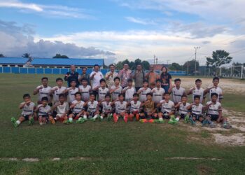 Ketua Umum KONI Gumas Richard bersama para pengurus, Ketua Umum Isen Mulang United FC Tony Trisno Putra, para atlet berfoto bersama di Kuala Kurun, Kamis sore (7/11/2024). (Foto : MASAPNEWS/GCM)