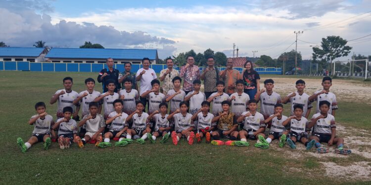 Ketua Umum KONI Gumas Richard bersama para pengurus, Ketua Umum Isen Mulang United FC Tony Trisno Putra, para atlet berfoto bersama di Kuala Kurun, Kamis sore (7/11/2024). (Foto : MASAPNEWS/GCM)