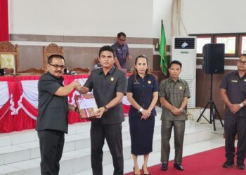 Pj Bupati Gumas Sampaikan Lima Usulan Raperda ke DPRD
