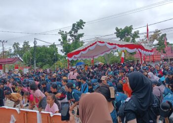 Warga antusias ikuti jalan sehat KPU Gumas di Kuala Kurun, Minggu (17/11/2024). (MASAPNEWS/RY)