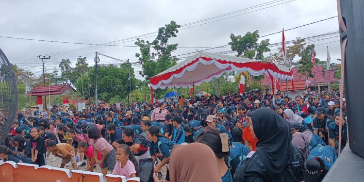 Warga antusias ikuti jalan sehat KPU Gumas di Kuala Kurun, Minggu (17/11/2024). (MASAPNEWS/RY)