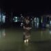 Legislator Kabupaten Gumas Sahriah saat memantau banjir di Kelurahan Tumbang Rahuyan Kecamatan Rungan Hulu, Minggu (24/11/2024). (IST)