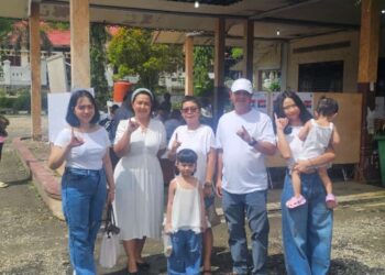 Legislator Gumas Iceu Purnamasari (kiri kedua) dan keluarga besarnya menunjukkan jari yang sudah ditandai tinta, usai menggunakan hak pilih di Kuala Kurun, Rabu (27/11/2024). (ist)
