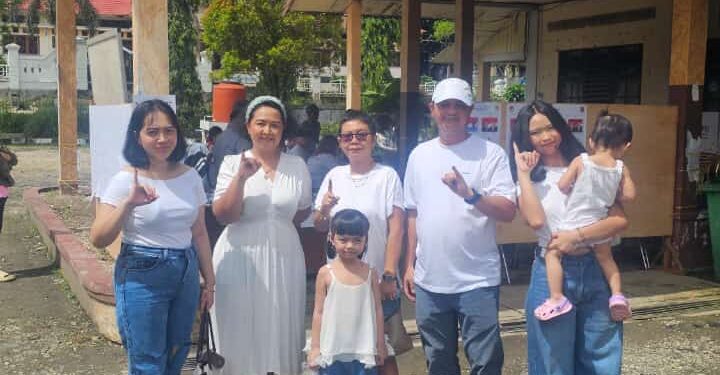 Legislator Gumas Iceu Purnamasari (kiri kedua) dan keluarga besarnya menunjukkan jari yang sudah ditandai tinta, usai menggunakan hak pilih di Kuala Kurun, Rabu (27/11/2024). (ist)