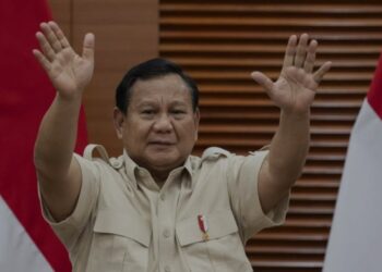 Presiden Prabowo Subianto melambaikan tangan usai menyampaikan keterangan pers terkait kenaikan tarif Pajak Pertambahan Nilai (PPN), di Kantor Kementerian Keuangan, Jakarta, Selasa (31/12/2024). (MASAPNEWS/ANT)