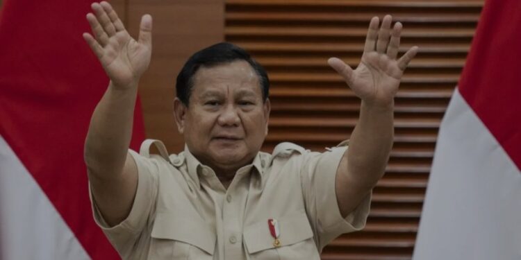 Presiden Prabowo Subianto melambaikan tangan usai menyampaikan keterangan pers terkait kenaikan tarif Pajak Pertambahan Nilai (PPN), di Kantor Kementerian Keuangan, Jakarta, Selasa (31/12/2024). (MASAPNEWS/ANT)