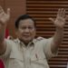 Presiden Prabowo Subianto melambaikan tangan usai menyampaikan keterangan pers terkait kenaikan tarif Pajak Pertambahan Nilai (PPN), di Kantor Kementerian Keuangan, Jakarta, Selasa (31/12/2024). (MASAPNEWS/ANT)