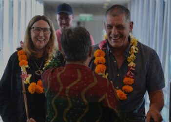 Arsip Foto - Petugas menyambut kedatangan penumpang pesawat maskapai Indonesia AirAsia rute Cairns (Australia)-Denpasar di Bandara Internasional I Gusti Ngurah Rai, Badung, Bali, Kamis (15/8/2024). (MASAPNEWS/ANT)