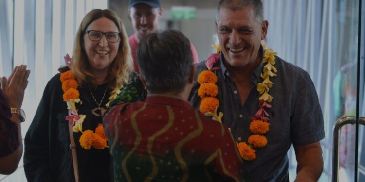 Arsip Foto - Petugas menyambut kedatangan penumpang pesawat maskapai Indonesia AirAsia rute Cairns (Australia)-Denpasar di Bandara Internasional I Gusti Ngurah Rai, Badung, Bali, Kamis (15/8/2024). (MASAPNEWS/ANT)