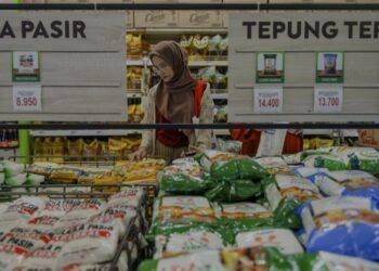 Warga memilih produk saat belanja di salah satu industri ritel di Cinunuk, Kabupaten Bandung, Jawa Barat, Rabu (1/1/2025). (MASAPNEWS/ANT)