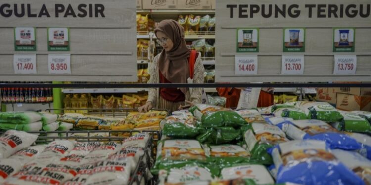 Warga memilih produk saat belanja di salah satu industri ritel di Cinunuk, Kabupaten Bandung, Jawa Barat, Rabu (1/1/2025). (MASAPNEWS/ANT)