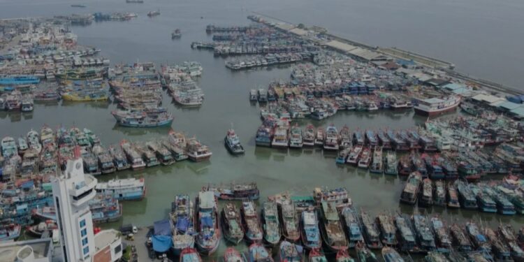 Foto udara - Kapal pelaku usaha perikanan nampak berlabuh. (MASAPNEWS/ANT/HO-Humas KKP)