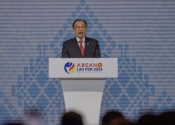 Perdana Menteri Malaysia Anwar Ibrahim menyampaikan pidato seusai menerima palu sidang sebagai simbol penyerahan Keketuaan ASEAN 2025 saat penutupan Konferensi Tingkat Tinggi (KTT) Ke-44 dan Ke-45 ASEAN 2024 di National Convention Center, Vientiane, Laos, Jumat (11/10/2024). (MASAPNEWS/ANT)