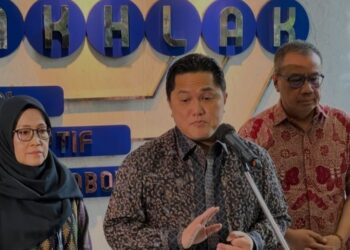 Menteri Badan Usaha Milik Negara (BUMN) Erick Thohir (tengah) dalam jumpa pers seusai rapat bersama Direktur Utama Garuda Indonesia, Citilink, Pelita Air, InJourney Airports, dan AirNav Indonesia di Jakarta, Kamis (2/1/2025). (MASAPNEWS/ANT)