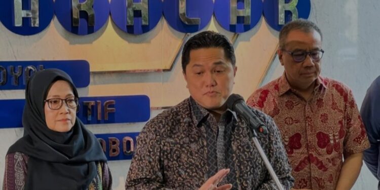 Menteri Badan Usaha Milik Negara (BUMN) Erick Thohir (tengah) dalam jumpa pers seusai rapat bersama Direktur Utama Garuda Indonesia, Citilink, Pelita Air, InJourney Airports, dan AirNav Indonesia di Jakarta, Kamis (2/1/2025). (MASAPNEWS/ANT)