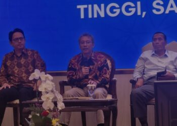 Pelaksana Tugas (Plt) Sekretaris Jenderal Kementerian Pendidikan Tinggi, Sains, dan Teknologi (Kemendiktisaintek) Togar M. Simatupang (tengah) dalam Taklimat Media di Kantor Kemdiktisaintek, Jakarta, Jumat (3/1/2025). (MASAPNEWS/ANT/HO-Kemdiktisaintek)