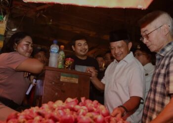 Menteri Dalam Negeri Tito Karnavian saat meninjau harga komoditas pangan di Pasar Induk Tanah Tinggi, Kota Tangerang, Banten, Jumat (4/1/2025). (MASAPNEWS/ANT/HO-Puspen Kementerian Dalam Negeri)