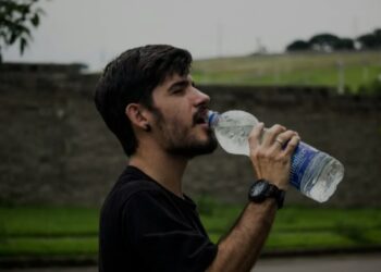 Ilustrasi - Minum air dalam botol. (MASAPNEWS/ANT/Pexels)