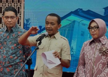 Menteri Energi dan Sumber Daya Mineral (ESDM) Bahlil Lahadalia (tengah) dalam jumpa pers, di Jakarta, Jumat (3/1/2025). (MASAPNEWS/ANT)