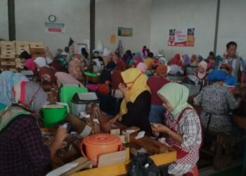 Pekerja rokok tengah bekerja membuat rokok di salah satu pabrik rokok di Lingkungan Industri Kecil (LIK) Industri Hasil Tembakau (IHT) Kudus, Jawa Tengah. (MASAPNEWS/ANT)