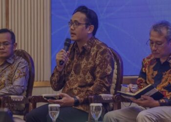 Pelaksana Tugas Direktur Jenderal Riset dan Pengembangan (Dirjen Risbang) Fauzan Adziman (tengah) dalam kegiatan Taklimat Media 2025 “Arah dan Kebijakan Pendidikan Tinggi, Sains, dan Teknologi Tahun 2025” di Jakarta, Jumat (3/1/2025). (MASAPNEWS/ANT/HO-Kemdiktisaintek RI)