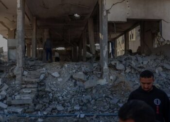 Warga terlihat di sebuah bangunan yang hancur akibat pemboman Israel di pusat kota Khan Younis di Jalur Gaza selatan, pada 2 Januari 2025. (MASAPNEWS/ANT)