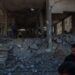 Warga terlihat di sebuah bangunan yang hancur akibat pemboman Israel di pusat kota Khan Younis di Jalur Gaza selatan, pada 2 Januari 2025. (MASAPNEWS/ANT)