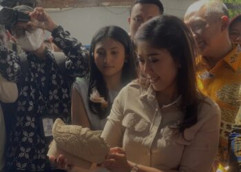Menteri Komunikasi dan Digital Meutya Hafid menyapa pengrajin sambil melihat-lihat koleksi keramik di Kampung Keramik Dinoyo, Malang, Jawa Timur pada Sabtu (4/1/2025). (MASAPNEWS/ANT)