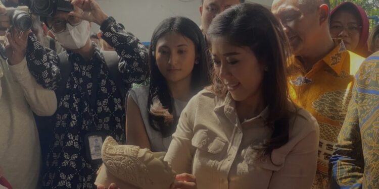 Menteri Komunikasi dan Digital Meutya Hafid menyapa pengrajin sambil melihat-lihat koleksi keramik di Kampung Keramik Dinoyo, Malang, Jawa Timur pada Sabtu (4/1/2025). (MASAPNEWS/ANT)