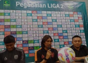 Pelatih Dejan FC, Budi Sudarsono (tengah) saat memaparkan persiapan tim menjelang laga melawan Persiraja, di Banda Aceh, Sabtu (4/1/2025). (MASAPNEWS/ANT)