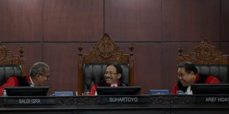 Ketua Mahkamah Konstitusi Suhartoyo (tengah) didampingi anggota Wakil Ketua MK Saldi Isra (kiri) dan Hakim Konstitusi Arief Hidayat (kanan) berbincang saat berlangsungnya sidang putusan uji materi undang-undang di Gedung Mahkamah Konstitusi, Jakarta, Kamis (2/1/2025). Mahkamah Konstitusi (MK) menghapus persyaratan ambang batas pencalonan presiden atau presidential threshold 20 persen kursi di DPR sebagaimana diatur dalam Pasal 222 UU Nomor 7 Tahun 2017 tentang Pemilu yang diputuskan dalam sidang pamungkas atas perkara 62/PUU-XXII/2024. (MASAPNEWS/ANT)