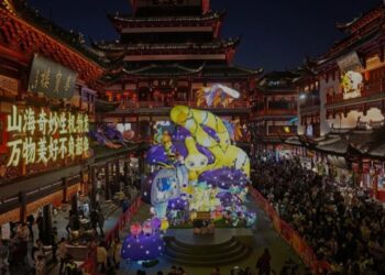 Warga mengunjungi Festival Lentera di Taman Yuyuan di Shanghai, China timur, pada 1 Januari 2025. Menjelang Tahun Baru Imlek, Taman Yuyuan Shanghai tampil semarak dengan ratusan lentera bercahaya indah. (MASAPNEWS/ANT)